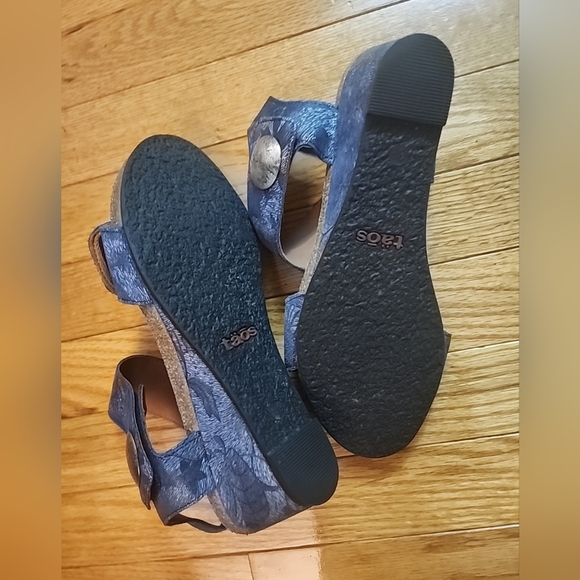 Taos Carousel 2 Wedge Sandals - Picture 4 of 9